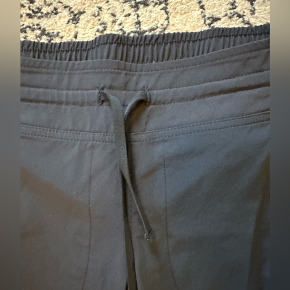 Athleta black cropped drawstring joggers size 2 with 4 zip pockets - Picture 3 of 5